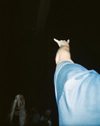 a man is holding up his hand to a crowd of people